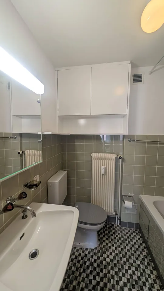 Charmante Dachwohnung mit Cheminée und verglastem Balkon – Foto 6 von 7