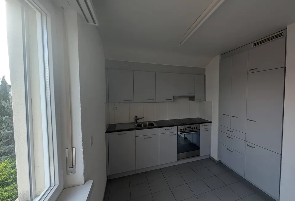 Charmante Dachwohnung mit Cheminée und verglastem Balkon – Foto 5 von 7