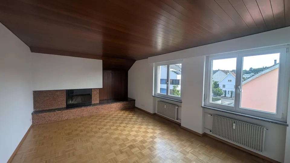 Charmante Dachwohnung mit Cheminée und verglastem Balkon – Foto 2 von 7