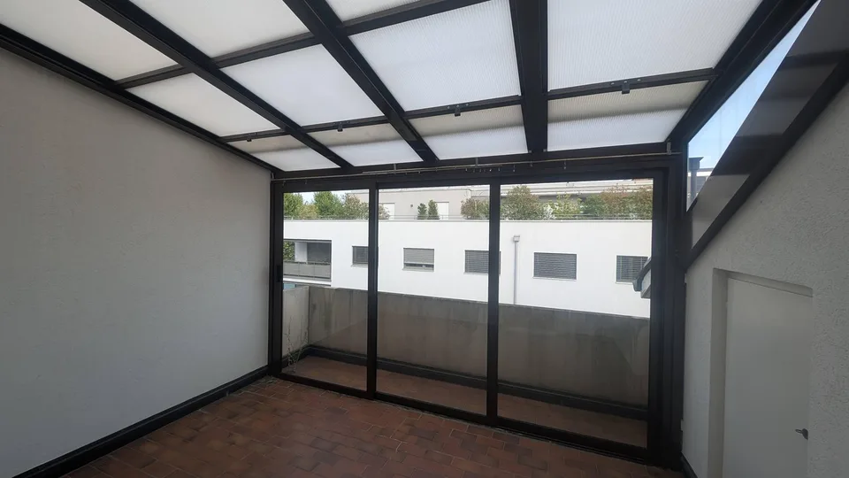 Charmante Dachwohnung mit Cheminée und verglastem Balkon – Foto 7 von 7