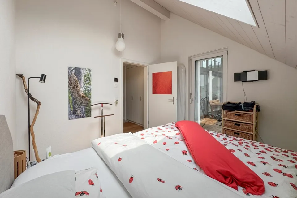 Architettura incontra luce e vista sulla montagna: Maisonette con alta privacy – foto 9 di 13
