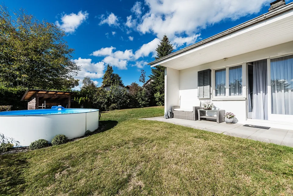 Bungalow mit Garten, Pool und viel Entwicklungspotenzial – Foto 4 von 17