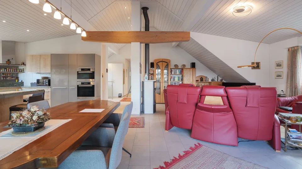 Appartement attique attractif de 4,5 pièces dans un emplacement central dans le pittoresque... – photo 2 sur 9