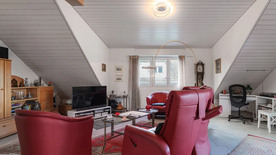 Appartement attique attractif de 4,5 pièces dans un emplacement central dans le pittoresque... – photo 3 sur 9