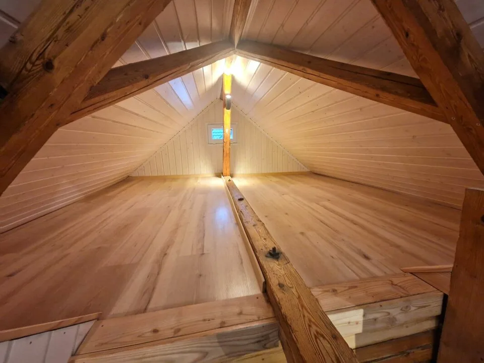Bright, newly renovated 3.5-room attic apartment with fireplace – photo 8 of 9