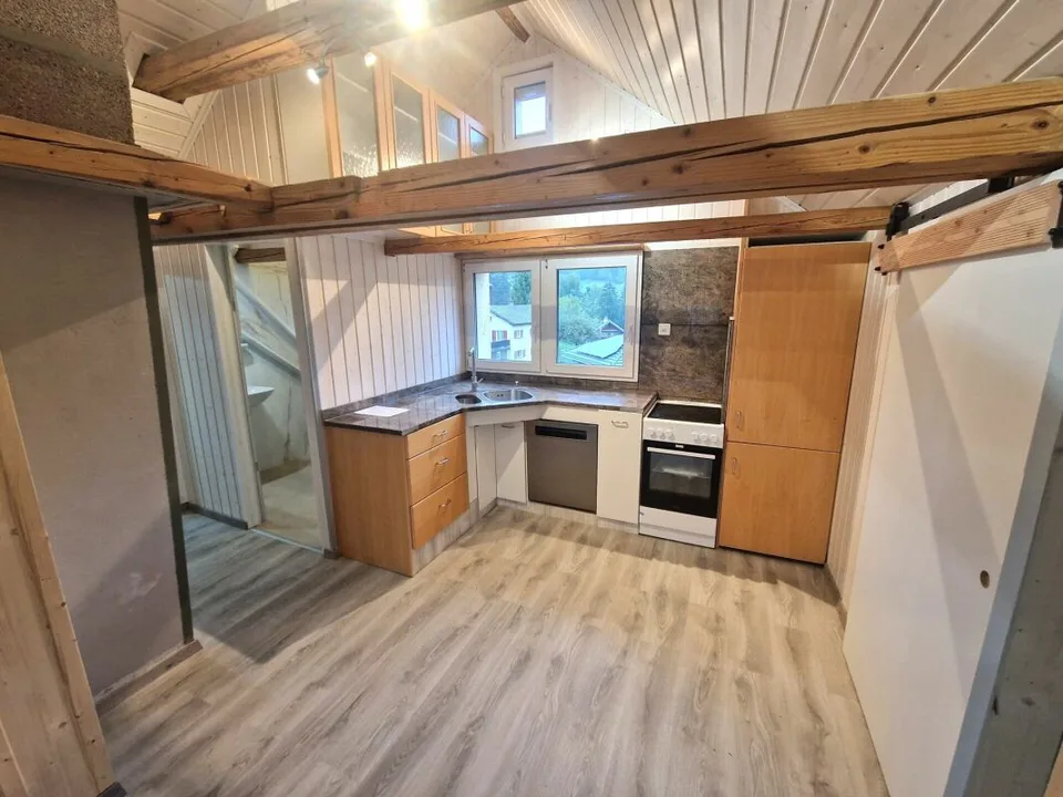 Bright, newly renovated 3.5-room attic apartment with fireplace – photo 6 of 9