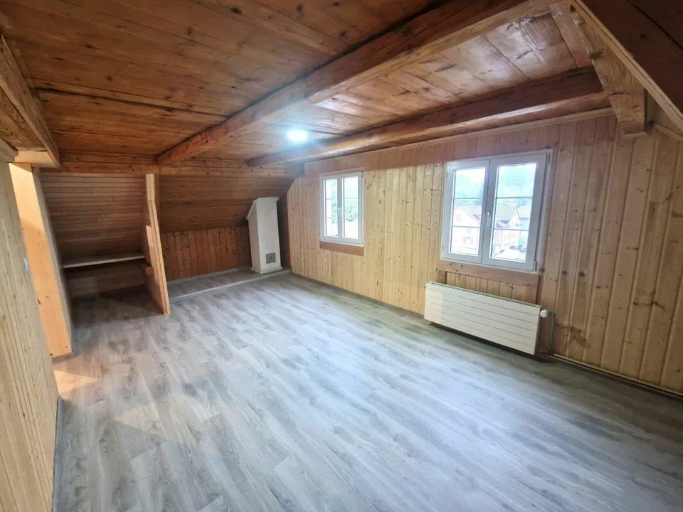 Bright, newly renovated 3.5-room attic apartment with fireplace – photo 5 of 9