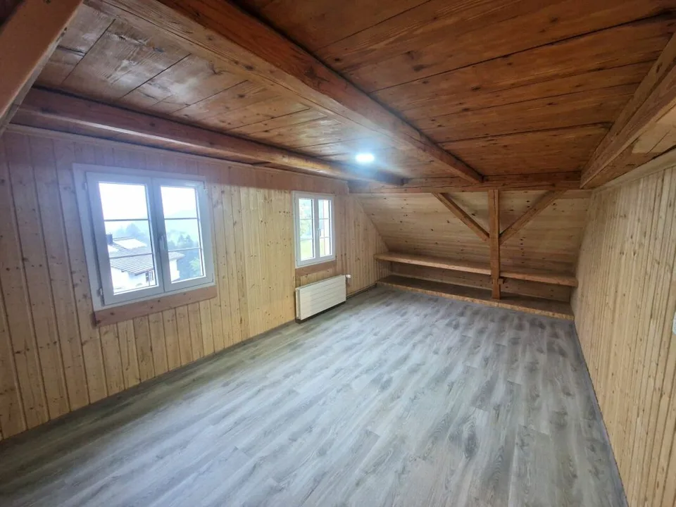 Bright, newly renovated 3.5-room attic apartment with fireplace – photo 4 of 9