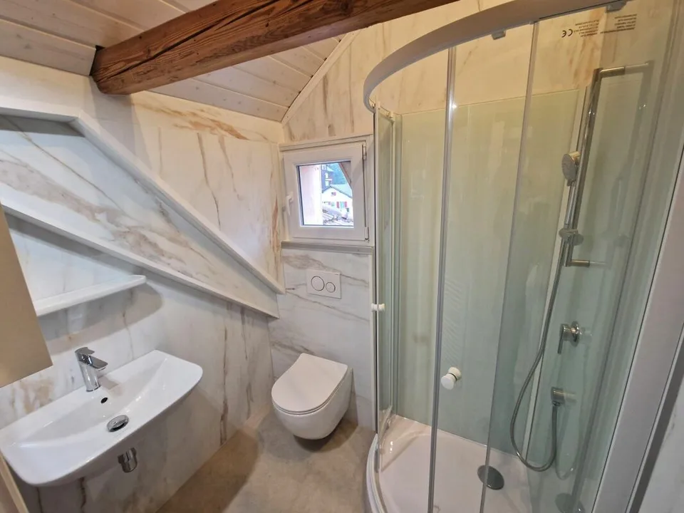 Bright, newly renovated 3.5-room attic apartment with fireplace – photo 7 of 9