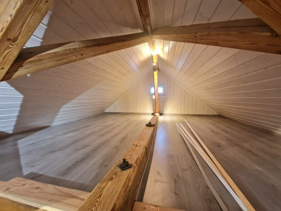 Bright, newly renovated 3.5-room attic apartment with fireplace – photo 9 of 9