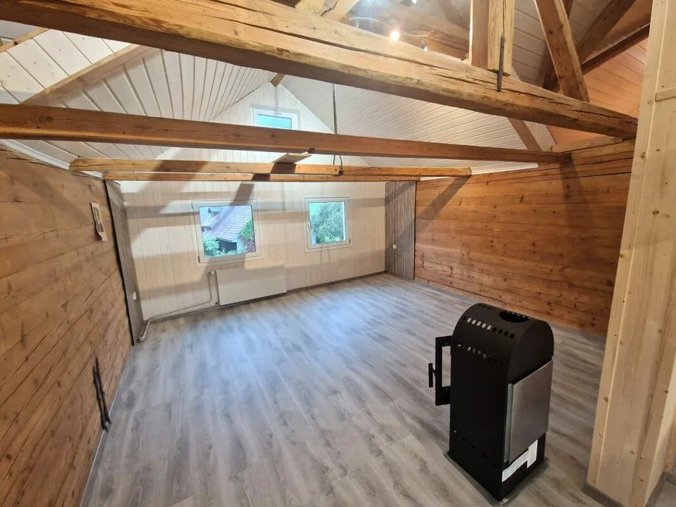 Bright, newly renovated 3.5-room attic apartment with fireplace – photo 2 of 9