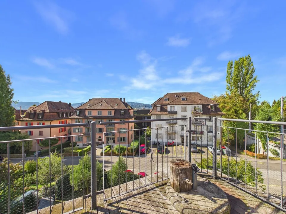 Gioiello urbano soleggiato con vista panoramica – foto 13 di 14