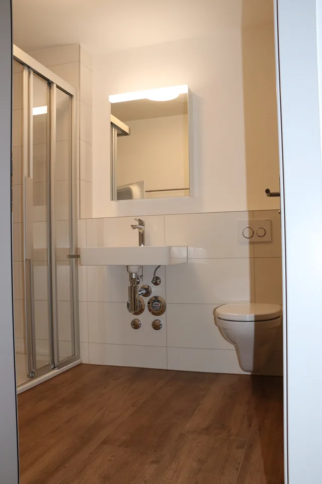 Moderne helle 1.5-Zimmer-Wohnung mit Balkon in Gals – Foto 3 von 6
