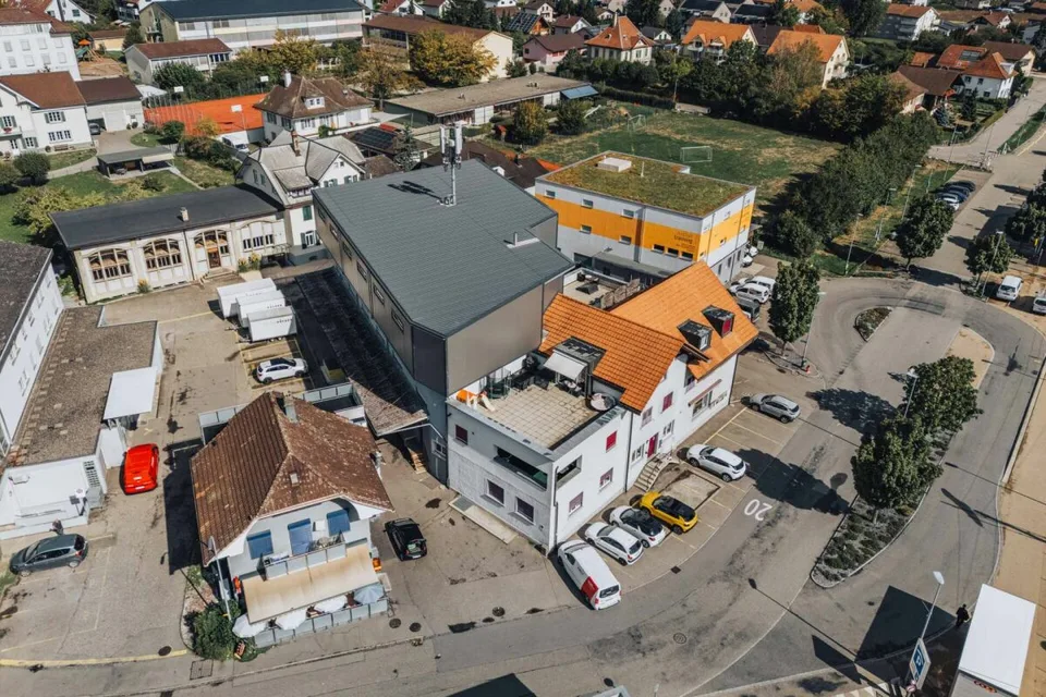 Vielseitige Gewerbeliegenschaft mit drei Wohnungen und guter Verkehrsanbindung – Foto 9 von 30