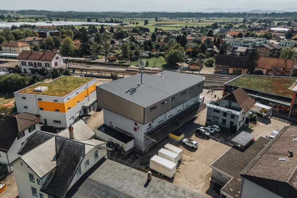 Vielseitige Gewerbeliegenschaft mit drei Wohnungen und guter Verkehrsanbindung – Foto 2 von 30