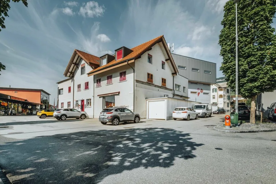 Vielseitige Gewerbeliegenschaft mit drei Wohnungen und guter Verkehrsanbindung – Foto 4 von 30