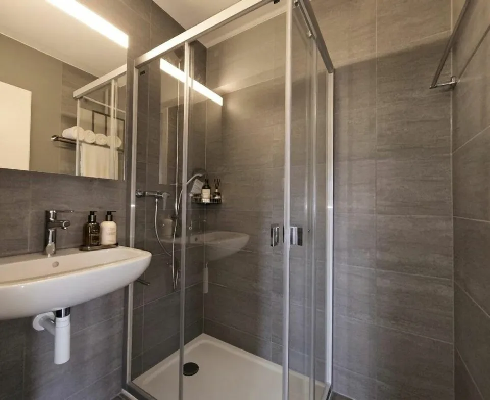 AMPIO 4.0 LOCALI APPARTAMENTO RISTRUTTURATO 95 M² CON CAMINO E VISTA SULLA VALLE – foto 5 di 7
