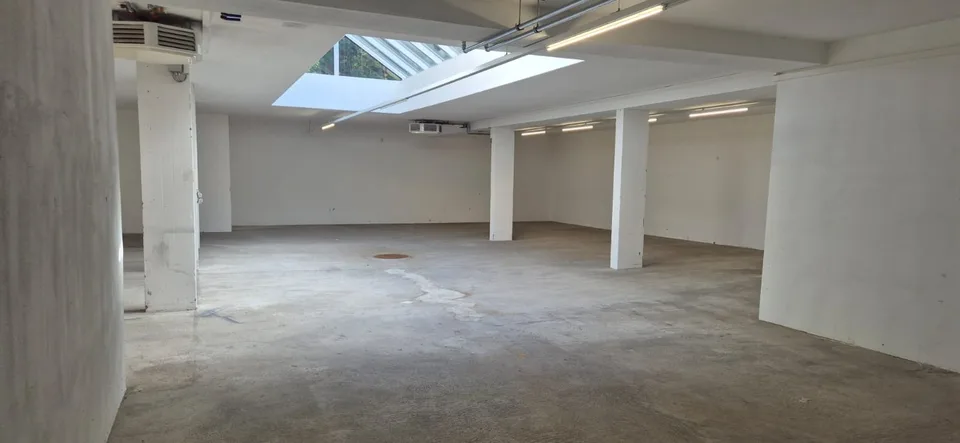 Espace industriel de 227 m² à louer à Le Locle – Disponible immédiatement – photo 2 sur 7