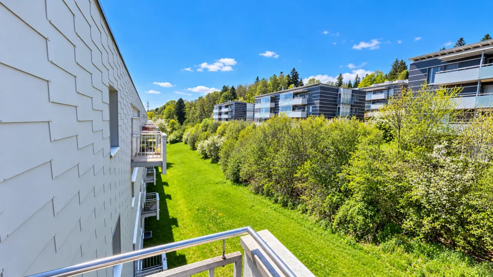 Wunderschöne 4.0 Zimmer mit 2 Balkonen, von denen einer sehr geräumig ist, und Panoramablick – Foto 4 von 17