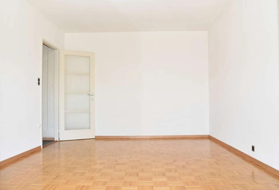 In a renovated building, beautiful 3-room apartment close to the train station – photo 4 of 8