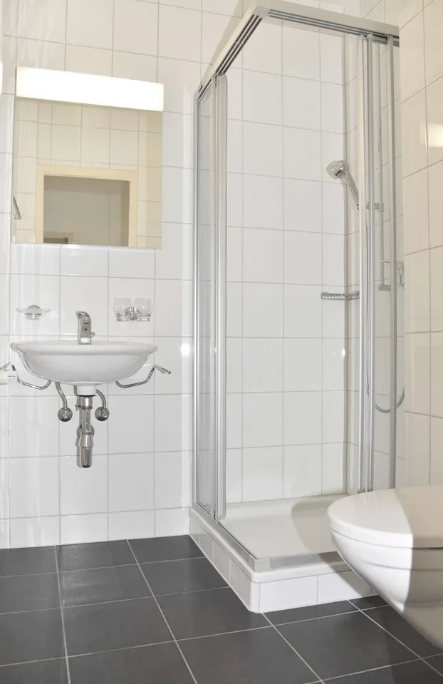 In a renovated building, beautiful 3-room apartment close to the train station – photo 2 of 8