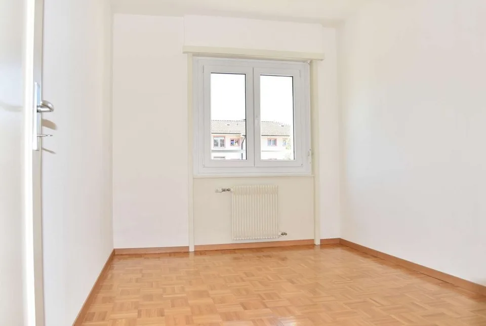 In a renovated building, beautiful 3-room apartment close to the train station – photo 6 of 8