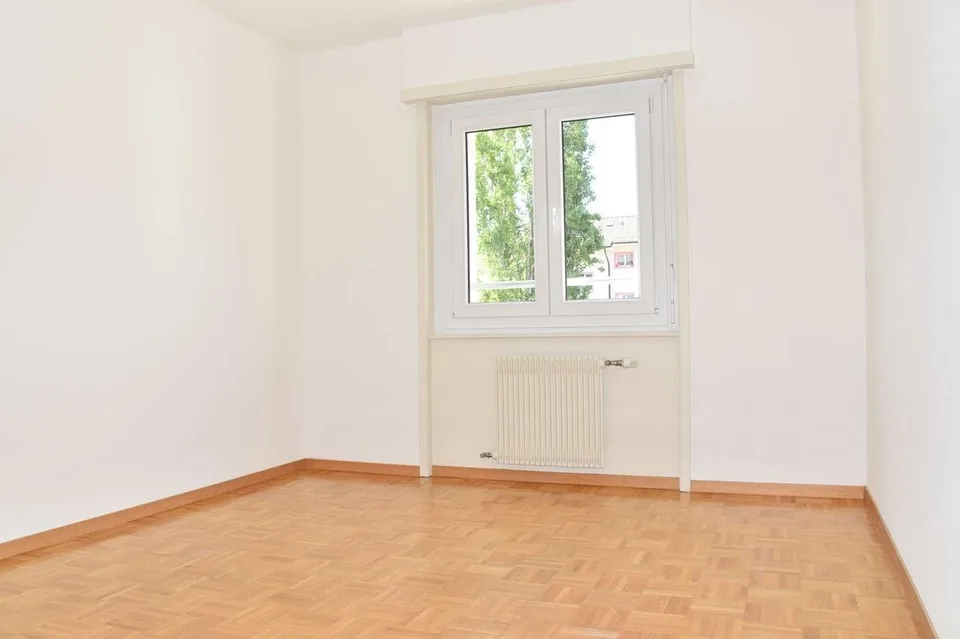 In a renovated building, beautiful 3-room apartment close to the train station – photo 5 of 8