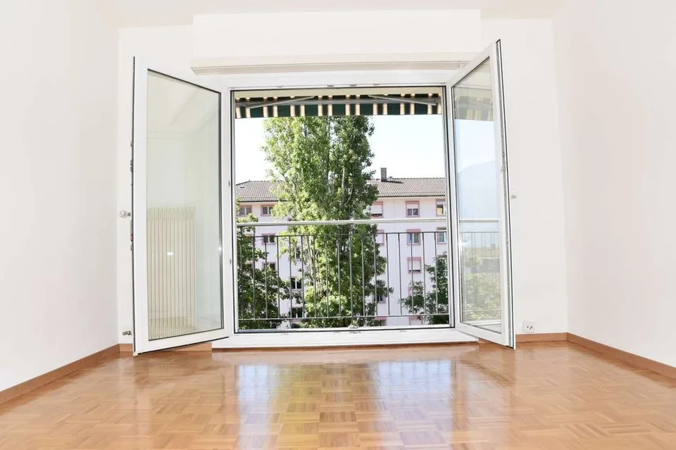 In a renovated building, beautiful 3-room apartment close to the train station – photo 3 of 8
