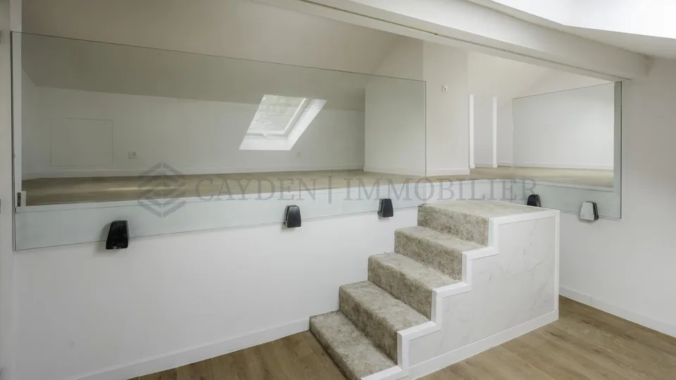 Renovierte Villa mit Garten und separater Wohnung – Foto 7 von 11
