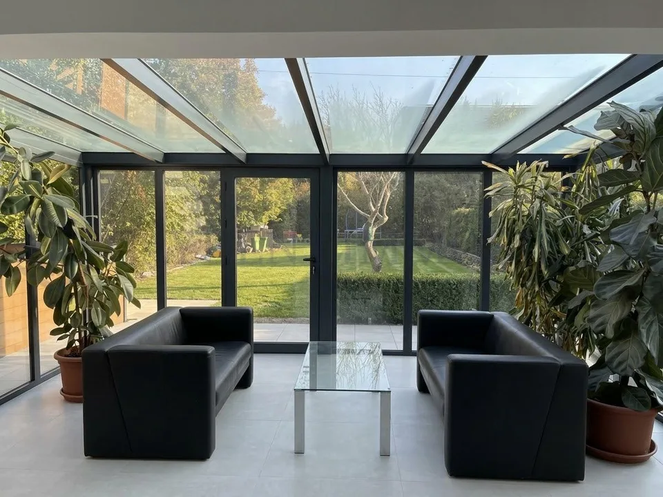 Renovierte Villa mit Garten und separater Wohnung – Foto 2 von 11