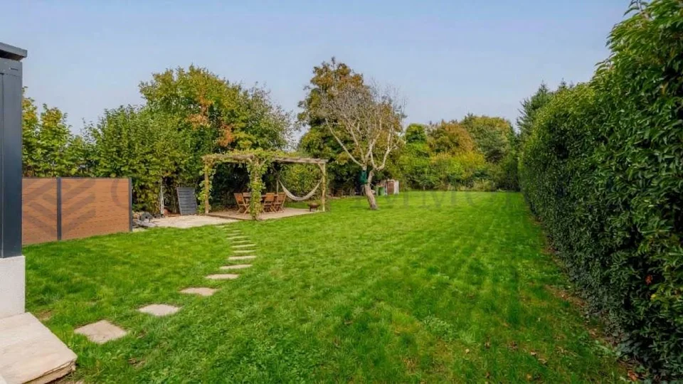 Renovierte Villa mit Garten und separater Wohnung – Foto 9 von 11