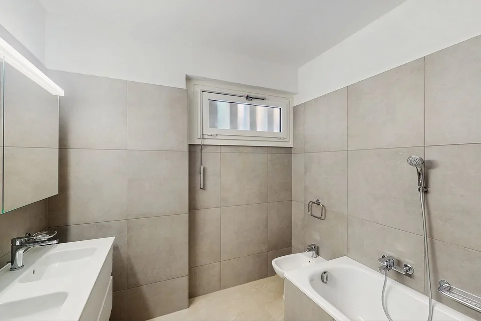 Two steps from the center: spacious 4.5 rooms renovated – photo 9 of 10
