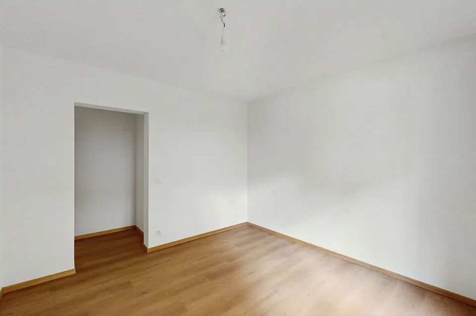 Two steps from the center: spacious 4.5 rooms renovated – photo 6 of 10