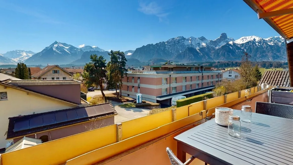 Grosszügig, 6.5 Zimmer, Top-Aussicht, perfekte Lage und 3 Balkone – Foto 2 von 13