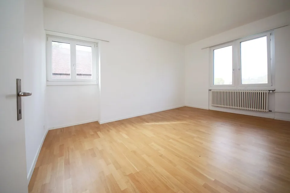 Appartamento di 3,5 locali ristrutturato con 2 balconi, 1° piano con posto giardino – foto 7 di 14