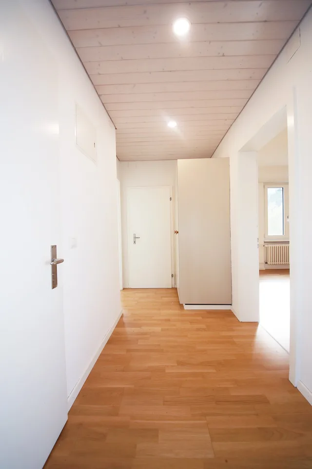 Appartamento di 3,5 locali ristrutturato con 2 balconi, 1° piano con posto giardino – foto 9 di 14
