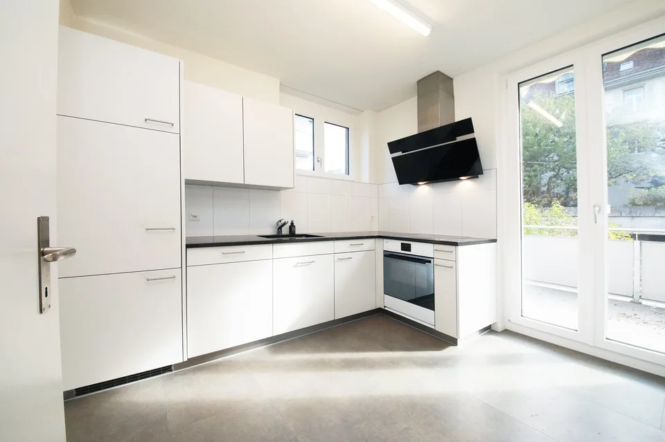 Appartamento di 3,5 locali ristrutturato con 2 balconi, 1° piano con posto giardino – foto 10 di 14