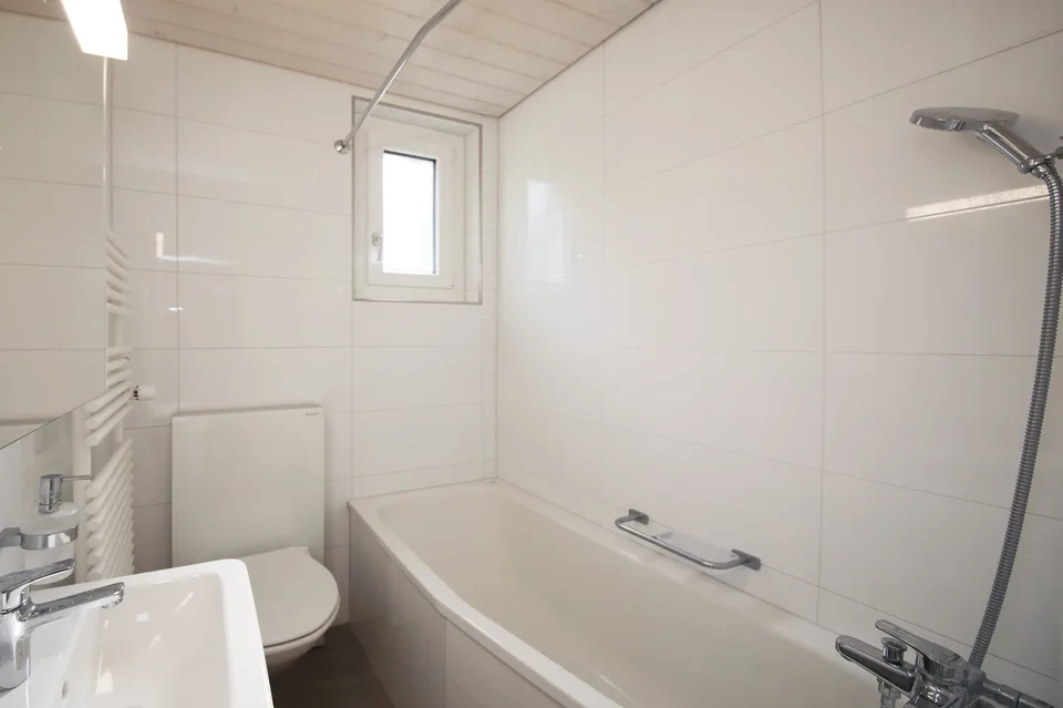 Appartamento di 3,5 locali ristrutturato con 2 balconi, 1° piano con posto giardino – foto 11 di 14