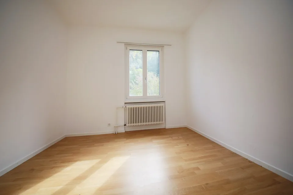 Appartamento di 3,5 locali ristrutturato con 2 balconi, 1° piano con posto giardino – foto 8 di 14