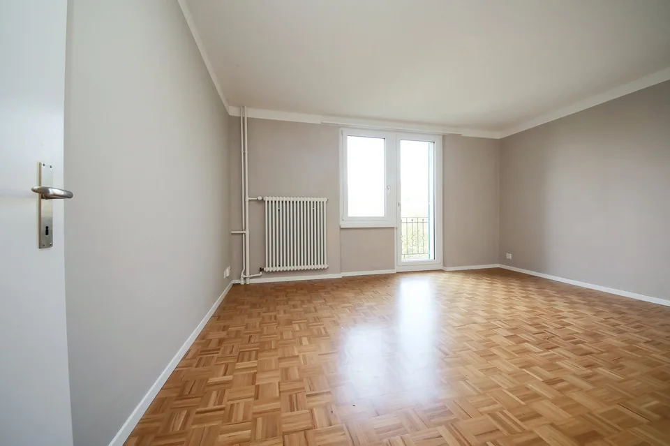 Appartamento di 3,5 locali ristrutturato con 2 balconi, 1° piano con posto giardino – foto 6 di 14