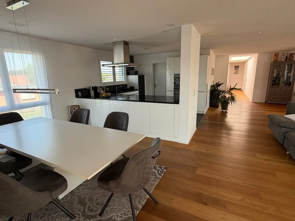 4½ ZIMMER-ATTIKAWOHNUNG IN STUDEN (BE), MÖBLIERT, TEMPORÄR – Foto 3 von 10