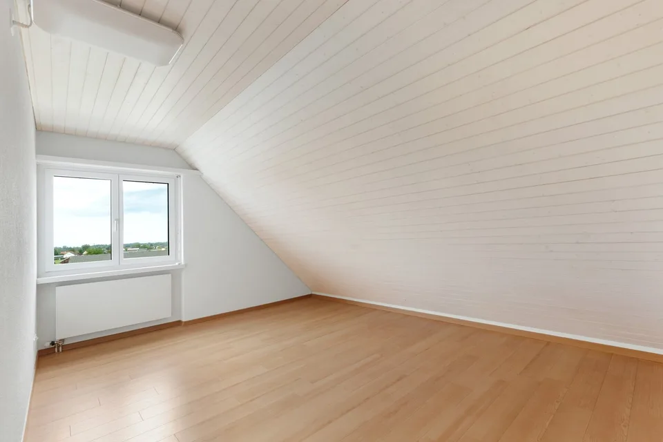Wohnen mit Charme: Helle 5.5-Zimmer-Dachmaisonette mit Cheminée – Foto 10 von 13