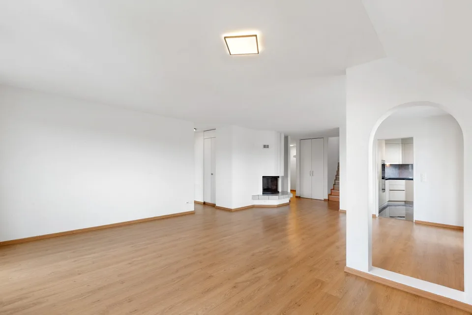 Wohnen mit Charme: Helle 5.5-Zimmer-Dachmaisonette mit Cheminée – Foto 5 von 13