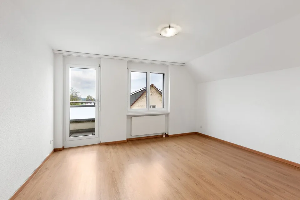 Wohnen mit Charme: Helle 5.5-Zimmer-Dachmaisonette mit Cheminée – Foto 8 von 13