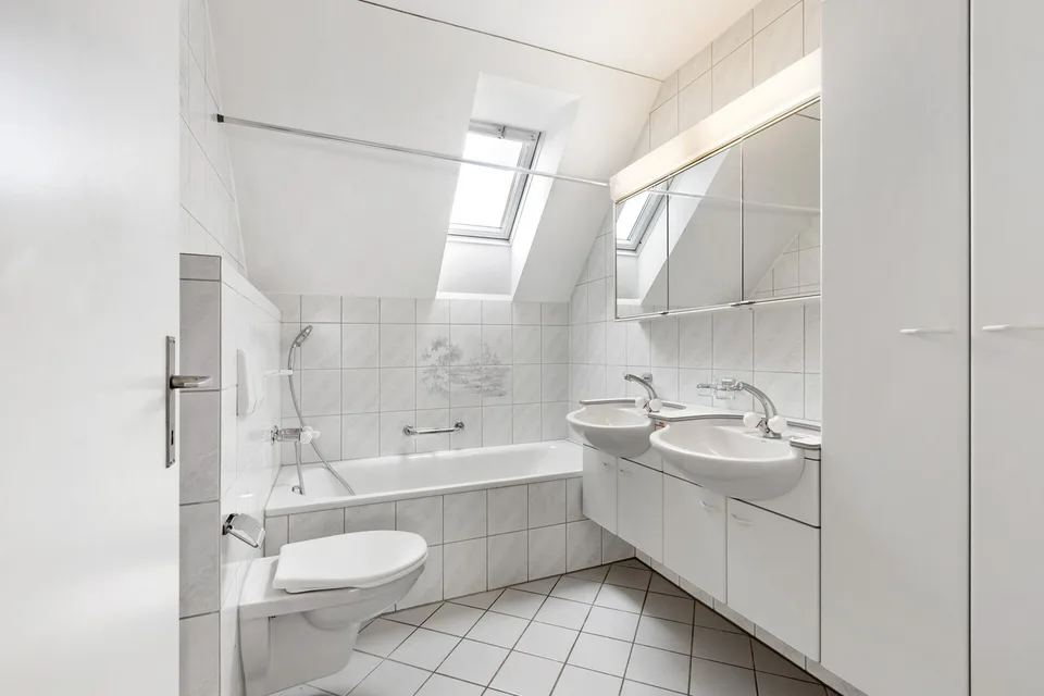 Wohnen mit Charme: Helle 5.5-Zimmer-Dachmaisonette mit Cheminée – Foto 12 von 13