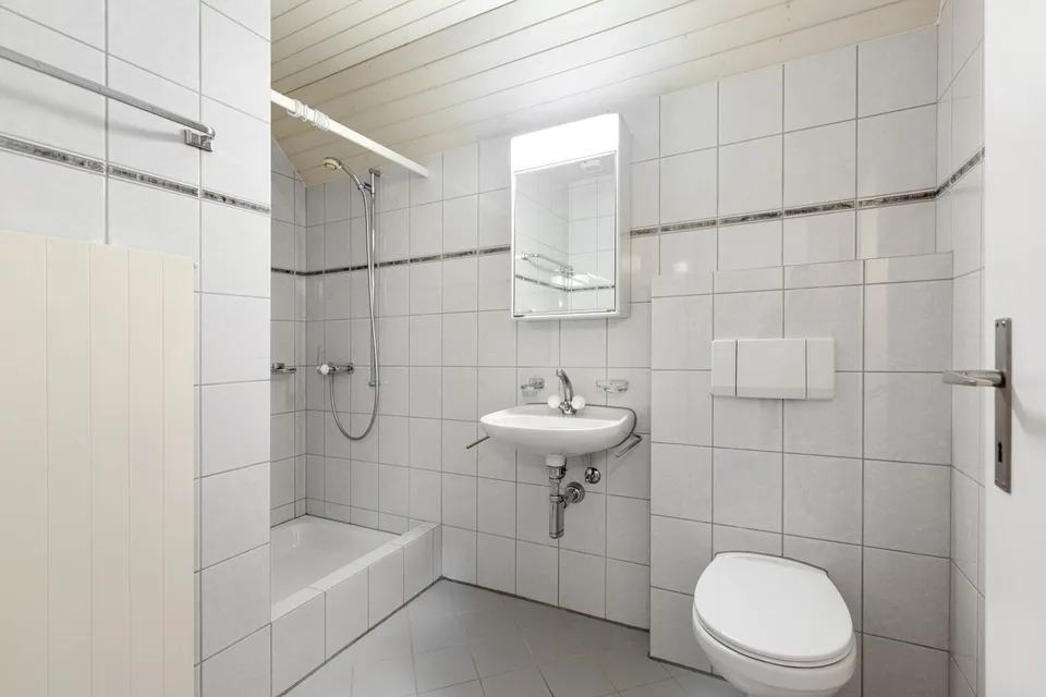 Wohnen mit Charme: Helle 5.5-Zimmer-Dachmaisonette mit Cheminée – Foto 13 von 13