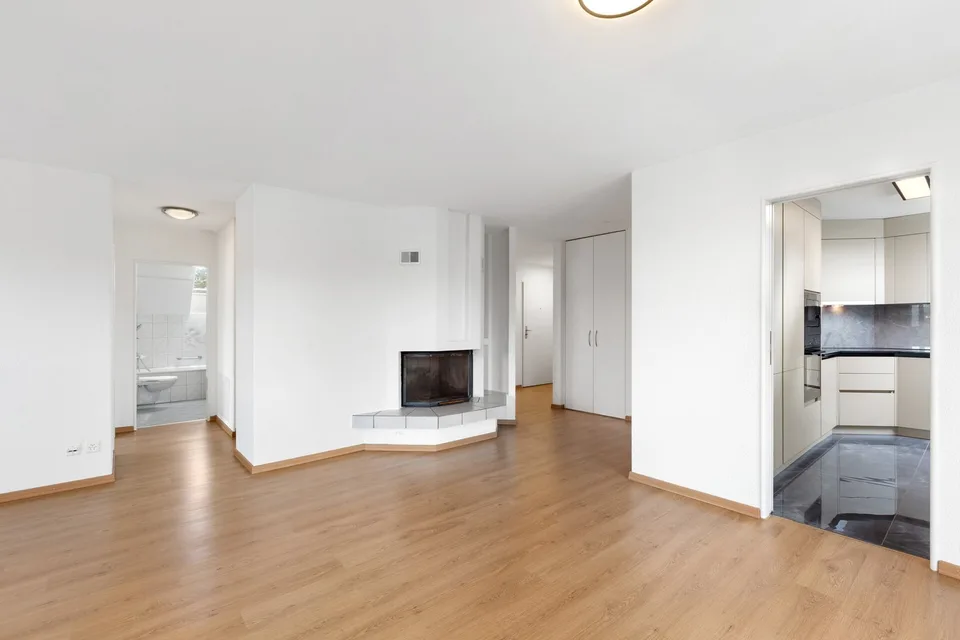 Wohnen mit Charme: Helle 5.5-Zimmer-Dachmaisonette mit Cheminée – Foto 3 von 13