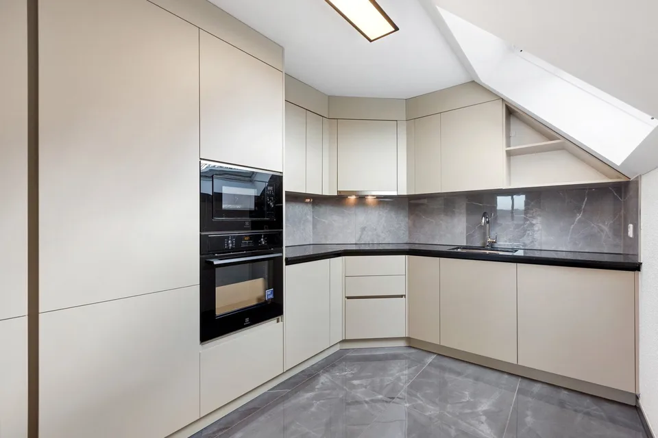 Wohnen mit Charme: Helle 5.5-Zimmer-Dachmaisonette mit Cheminée – Foto 2 von 13