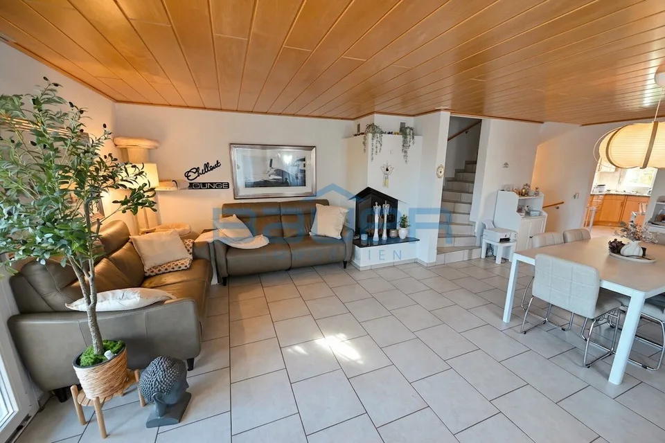 Casa a schiera accogliente con giardino e camino – foto 2 di 12