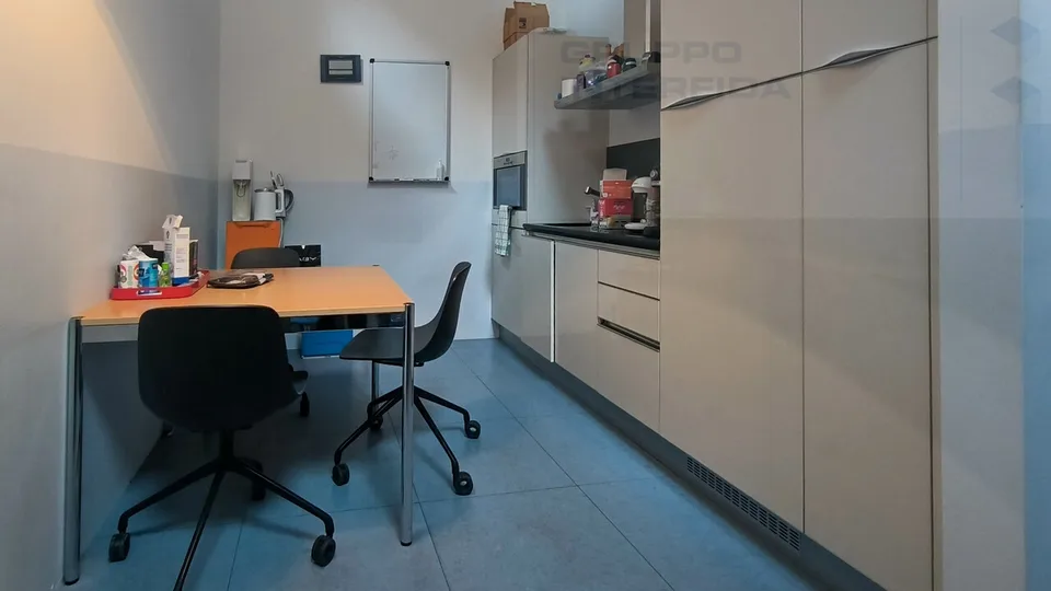 SPAZIOSO E MODERNO UFFICIO AMMOBILIATO – foto 12 di 13